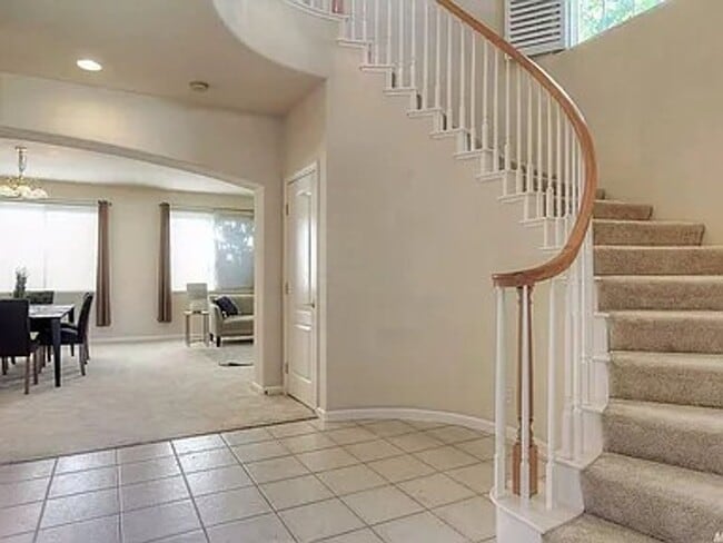Building Photo - Huge 4 bedroom 4 bathroom