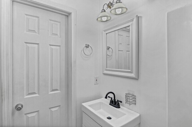 Building Photo - Charming 3-Bed Home in Olympia – Steps fro...
