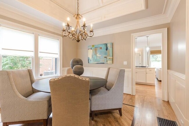 Building Photo - 1106 McLynn Ave NE