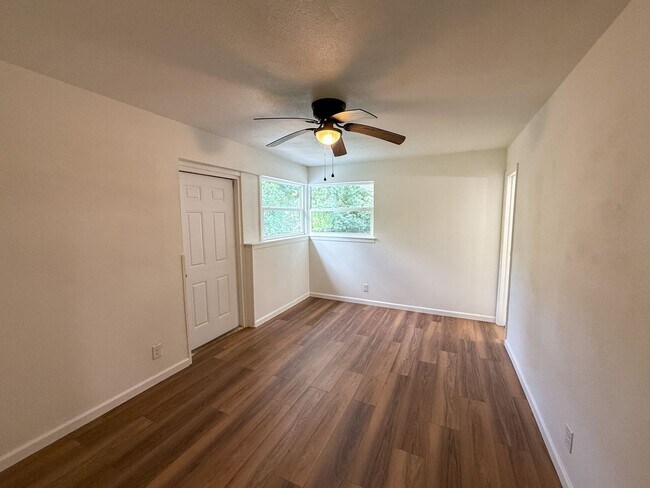 Building Photo - 5230 Springhill Dr