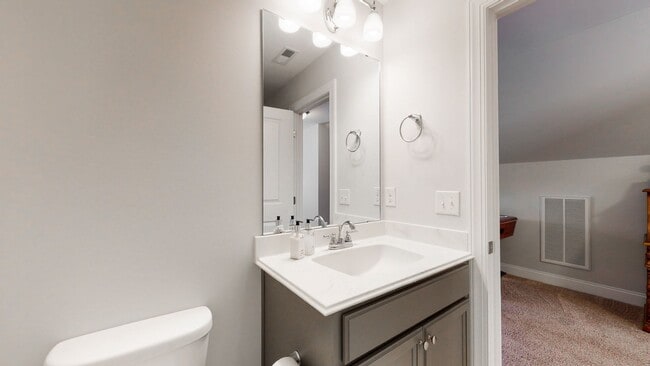Building Photo - Large Luxe Home Hampstead