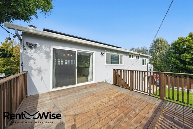 Building Photo - 1125 Fernwood Dr
