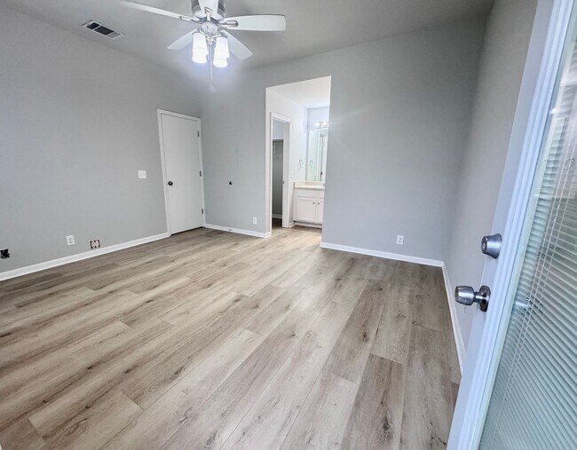 Building Photo - Cedar Park Condo  Freshly Updated