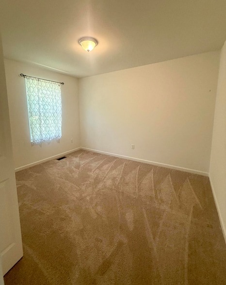 Building Photo - 2682 Valley Dr