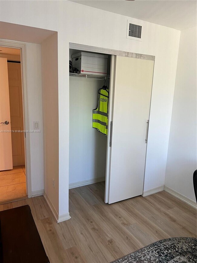 Building Photo - 460 S Park Rd