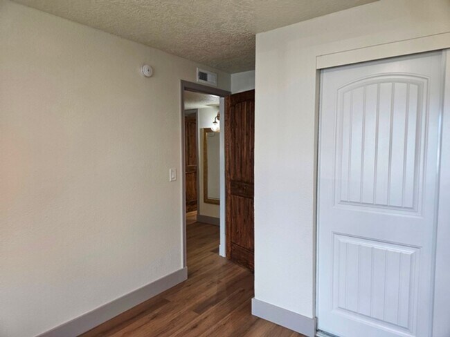 Building Photo - 3Bd/1.5Ba Single Story Home - For viewing!