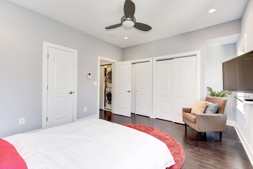 Building Photo - 2122 3rd St NE