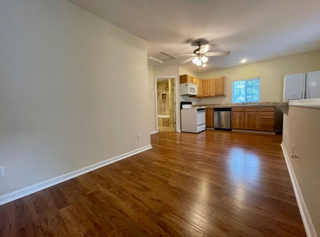 Primary Photo - Spacious One Bedroom in Quiet 5 Plex with ...