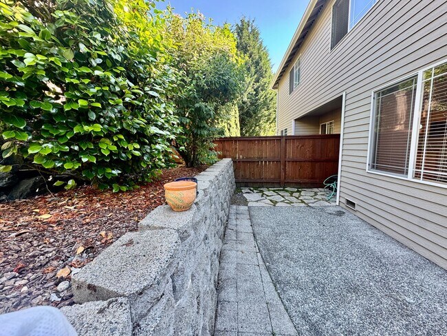 Building Photo - Bothell Townhouse