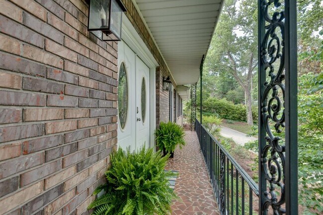 Building Photo - 2663 Rangewood Dr NE
