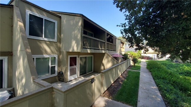 Building Photo - 1460 W Badillo St