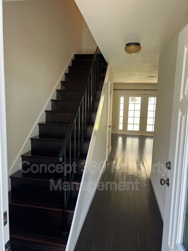 Building Photo - 13525 3/4-13524 Village Dr