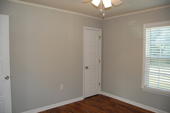 Building Photo - 111 Smallridge St