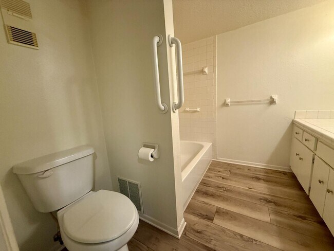 Building Photo - 820 Virginia St