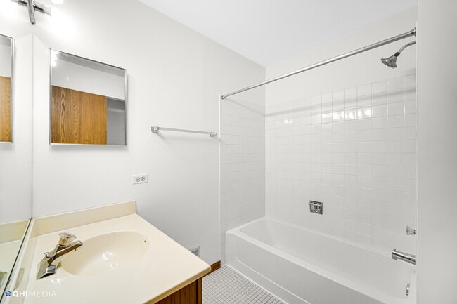 Building Photo - 1202 S Parkside Dr