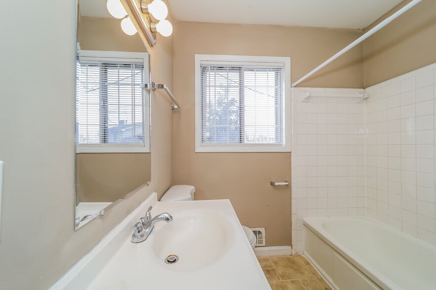 Building Photo - 6237 Continental Cir