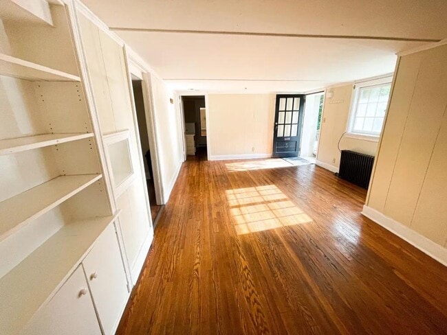 Primary Photo - 705 E Seneca St