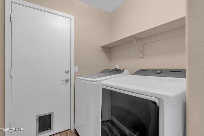 Building Photo - 3261 W Ross Dr