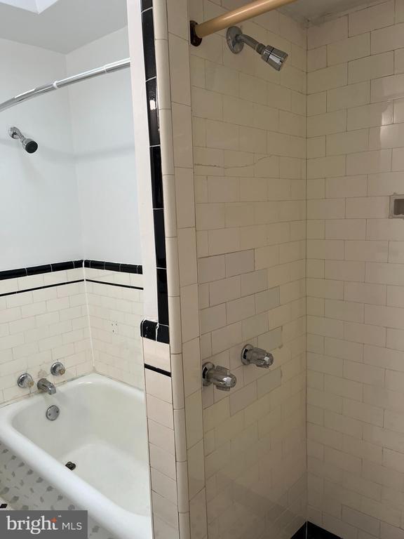 Building Photo - 1323 Gilham St