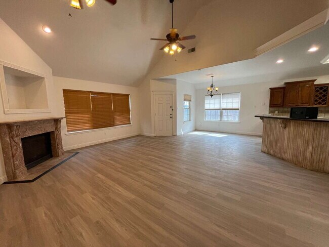Building Photo - Gorgeous 4 bed 2.5 bath!