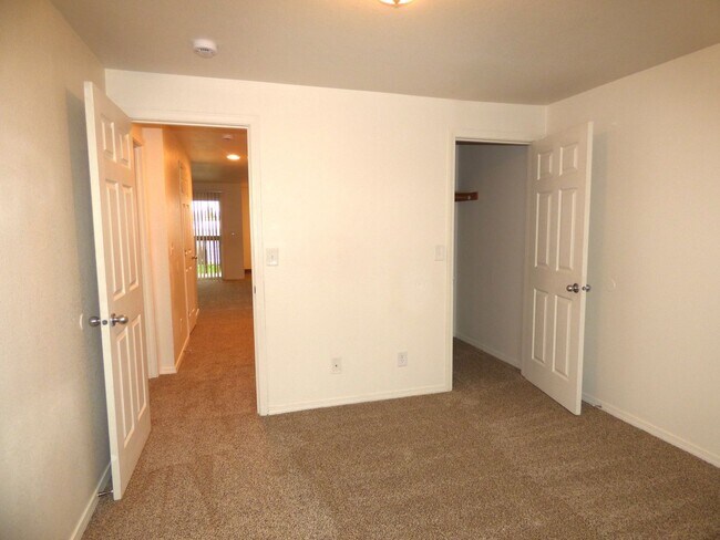 Building Photo - Rent Special: FREE June's Rent - 2 Bedroom 1 Bath Unit NE Salem!