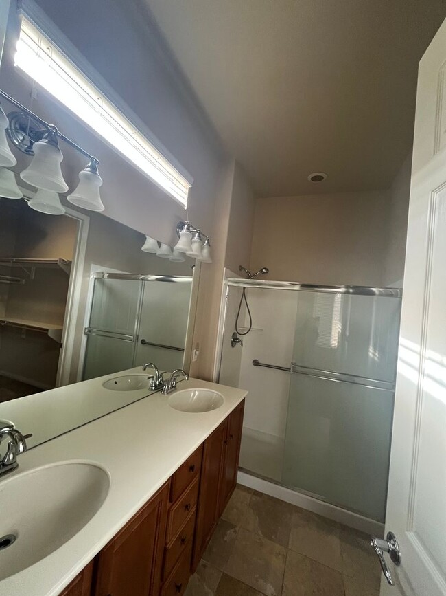 Building Photo - 2 bedroom 2 bath with bonus room/ office r...