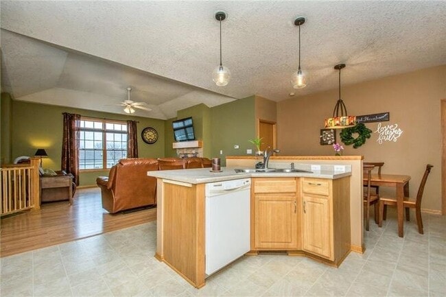 Building Photo - 523 E 4th St