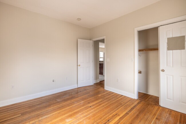 Building Photo - 25 Hunting St