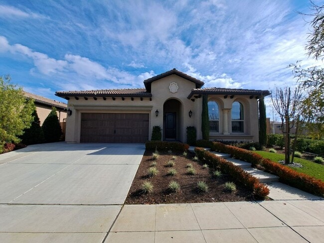 Building Photo - Beautiful 4 Bedroom Home In Clovis!