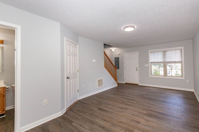 Building Photo - 2 Bed, 1.5 Bath Townhome in Inwood, WV