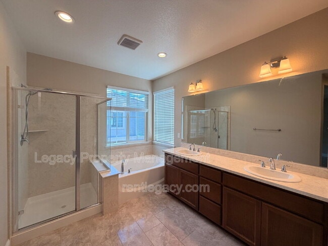 Building Photo - 3224 La Paz Dr