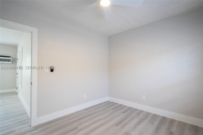 Building Photo - 2418 Flamingo Dr