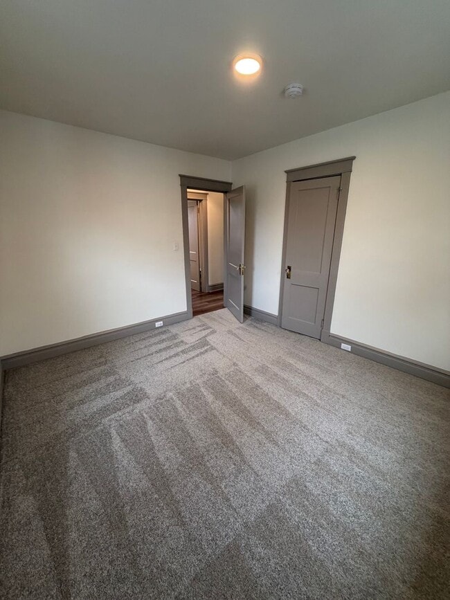 Building Photo - 584 W Main St