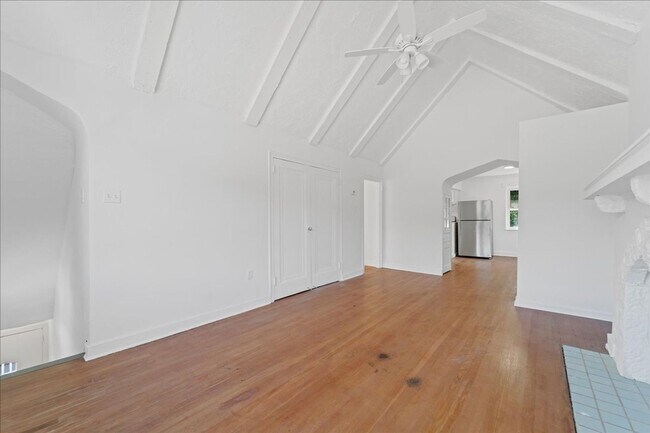 Building Photo - 3847-3849-3849 Beechwood Blvd