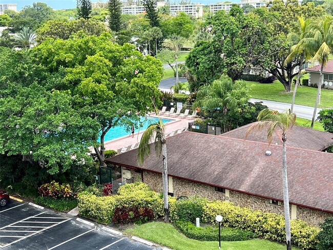 Building Photo - 3000 N Palm Aire Dr