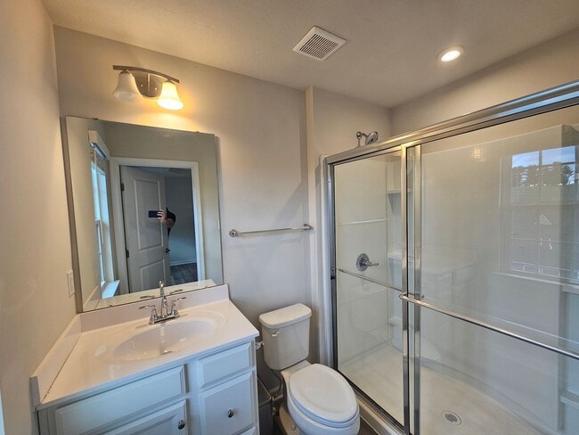 Building Photo - 3 Bedroom, 2.5 Bathroom Townhome, Available NOW