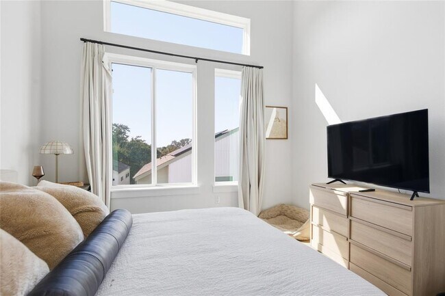 Building Photo - 814 N Bluff Dr