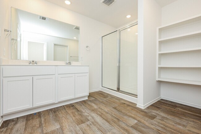 Building Photo - 3027 Lake Crest Dr