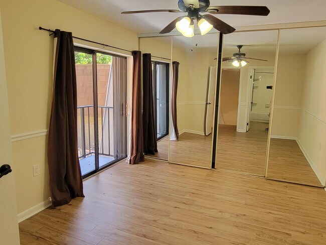 Building Photo - 201 Live Oak Ln
