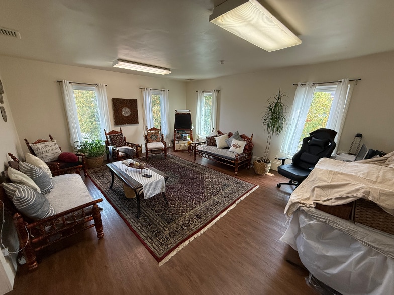 Building Photo - 504 Broadway