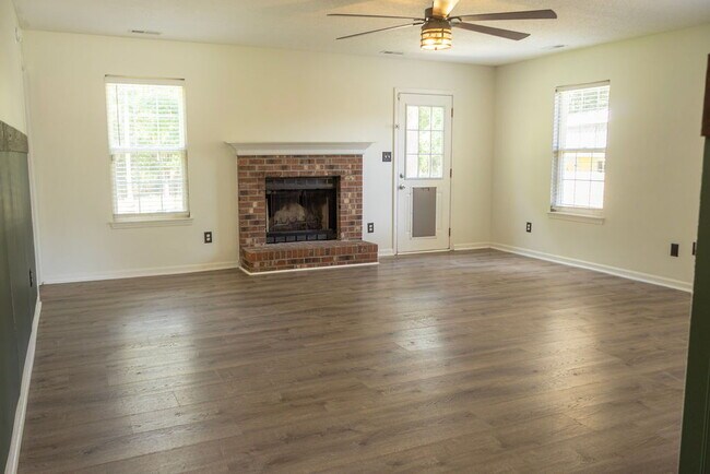 Building Photo - **HALF OFF FIRST MONTHS RENT**3 bedrooms, Fenced in backyard, 12x24 shed, NO breed restrictions!