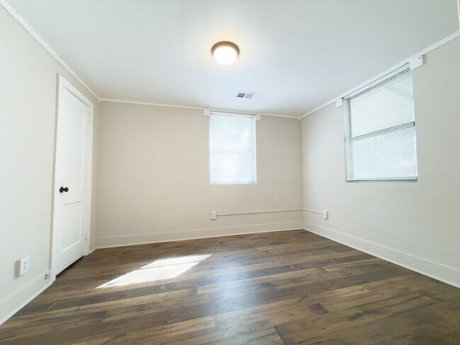 Building Photo - 2181 Eleanor Dr