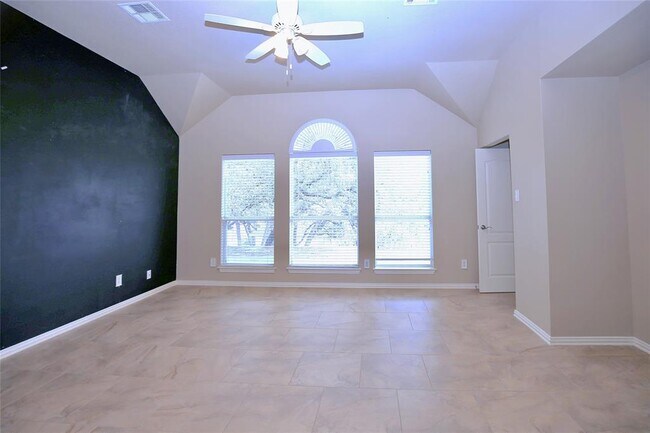 Building Photo - 2002 Singing Hls