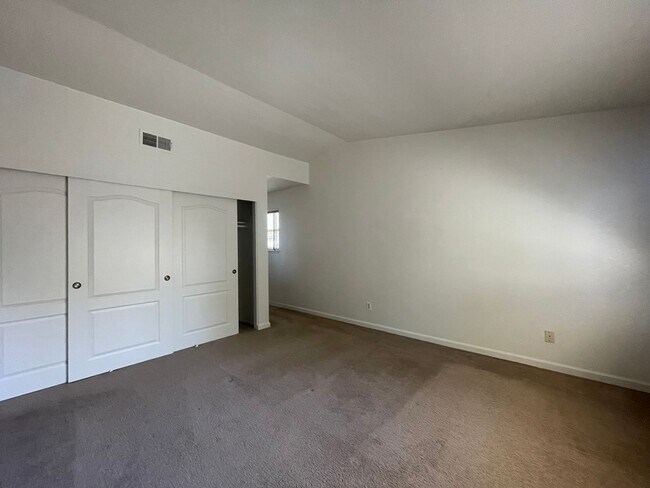 Building Photo - 3 Bedroom 2.5 Bath Home with Huge Covered Patio in Backyard!