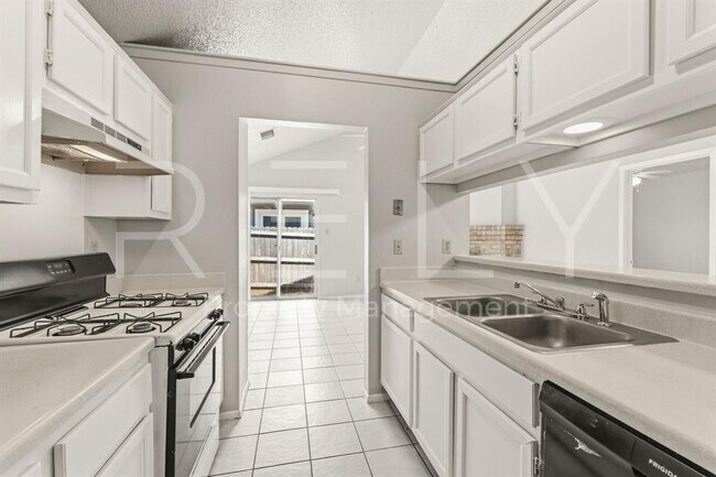 Building Photo - 409 Greenlawn Blvd