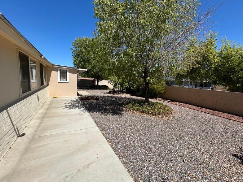 Building Photo - 10615 W Cheryl Dr