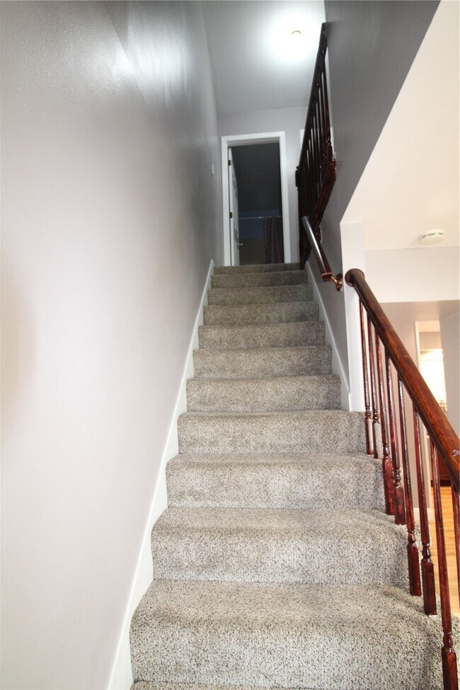 Building Photo - 912 Oakwood Farms Ln