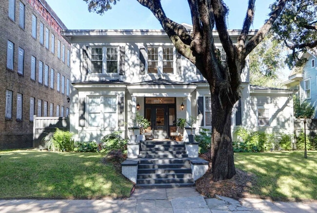 Building Photo - 306 E Victory Dr