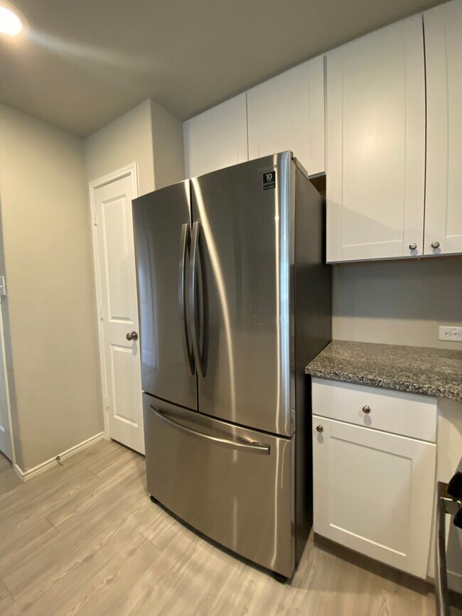 Building Photo - Move in Ready 3 bd/2 ba with bonus rooms!