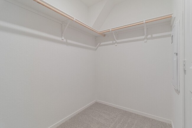 Building Photo - MOVE IN READY 4 BD | 2 BA | 2 CAR GARAGE B...
